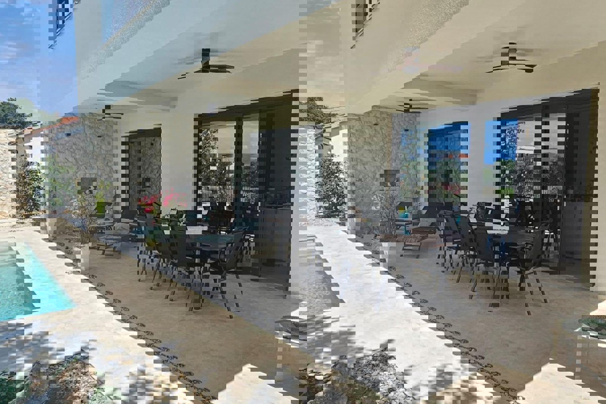 Villa moderna con piscina in posizione tranquilla