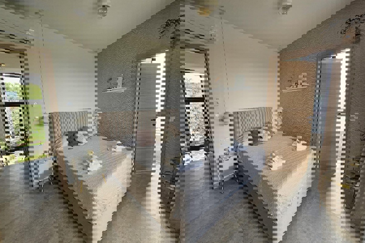 Villa moderna con piscina in posizione tranquilla