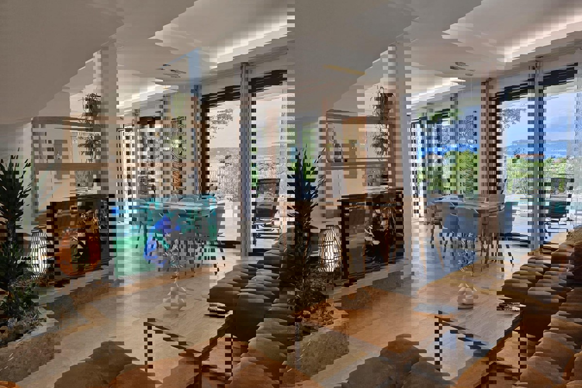 Villa moderna con piscina in posizione tranquilla