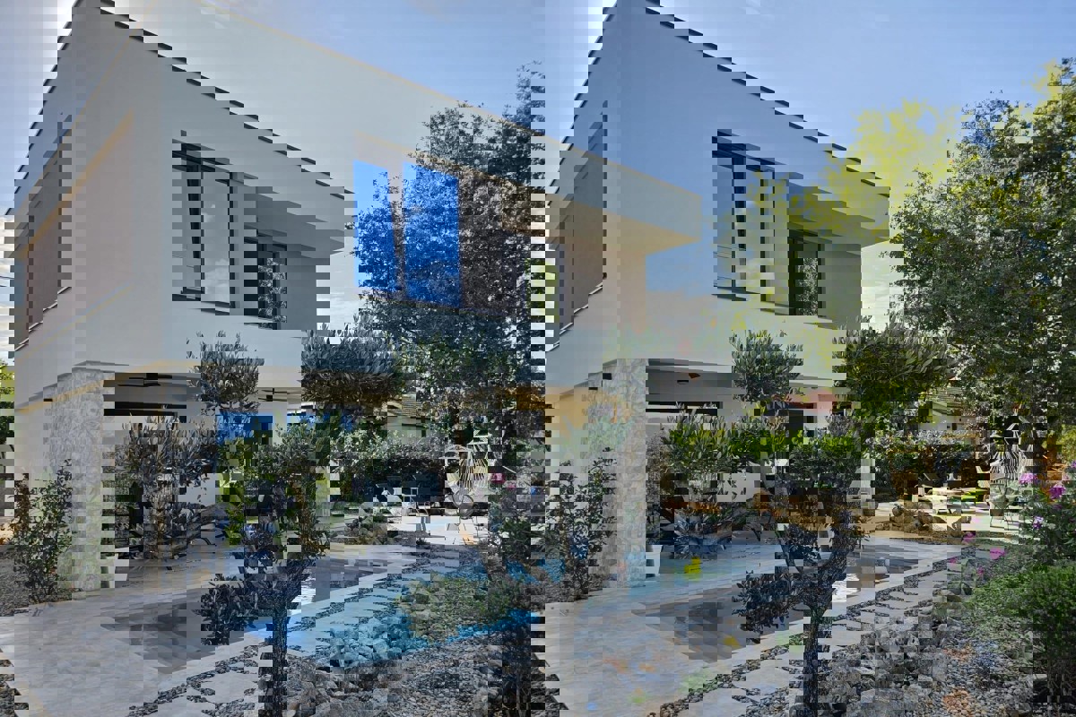 Villa moderna con piscina in posizione tranquilla