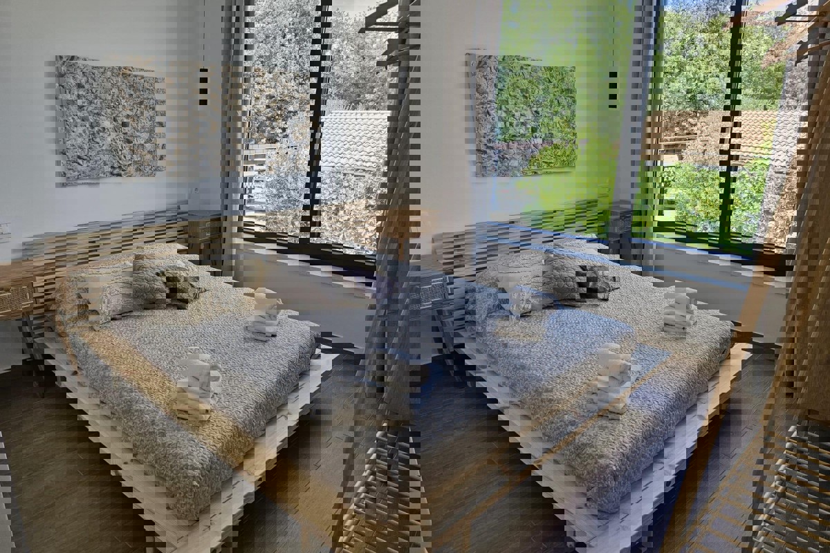 Villa moderna con piscina in posizione tranquilla