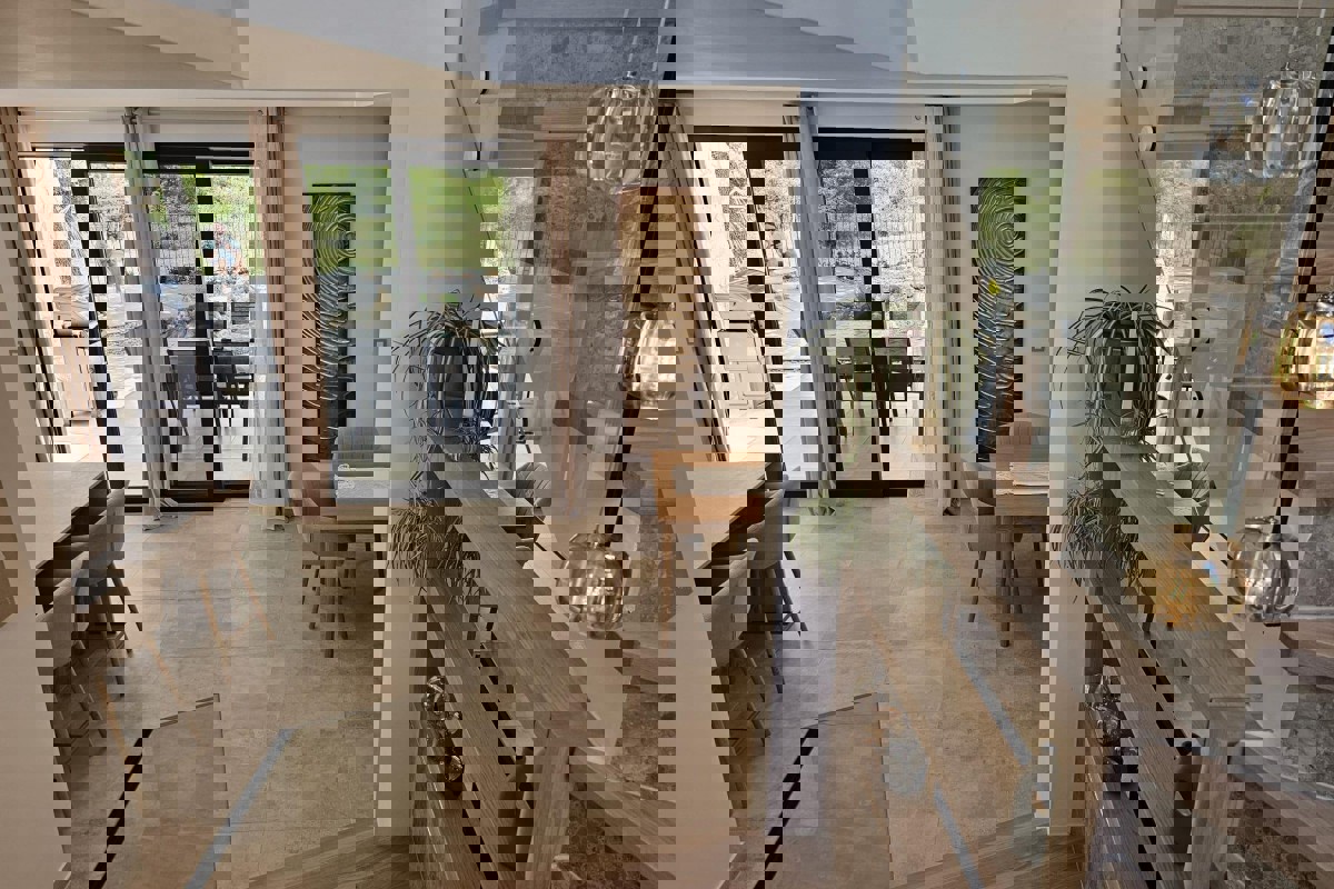 Villa moderna con piscina in posizione tranquilla