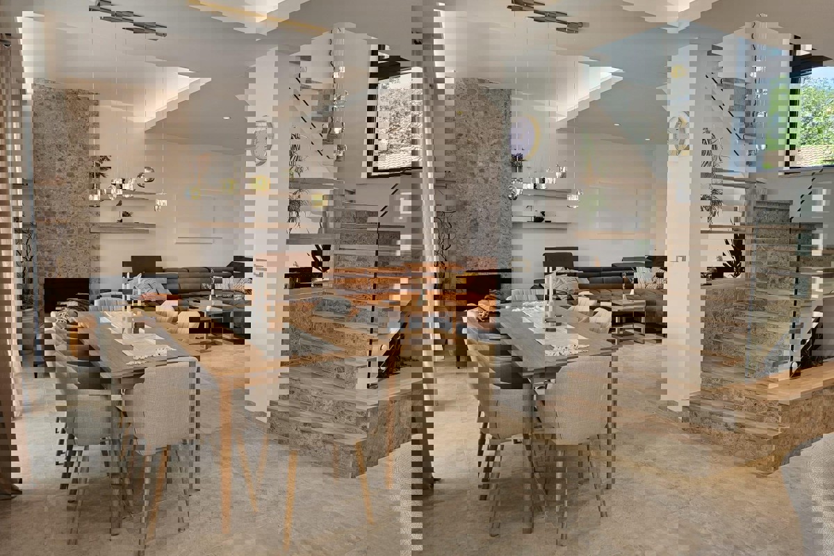 Villa moderna con piscina in posizione tranquilla