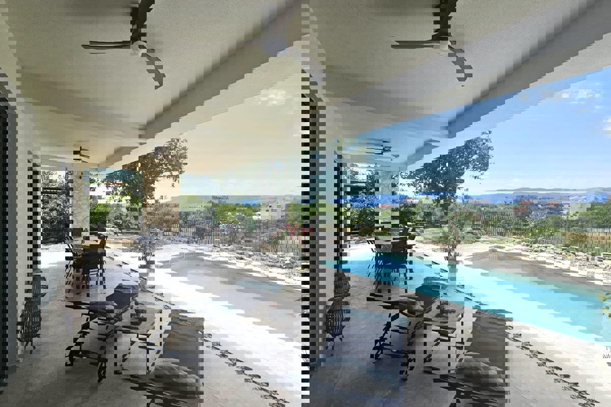 Villa moderna con piscina in posizione tranquilla