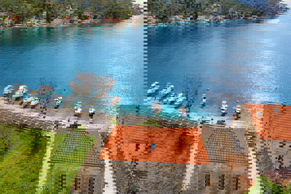 Proprietà unica in prima fila sul mare