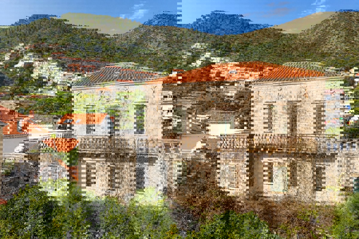 Proprietà unica in prima fila sul mare