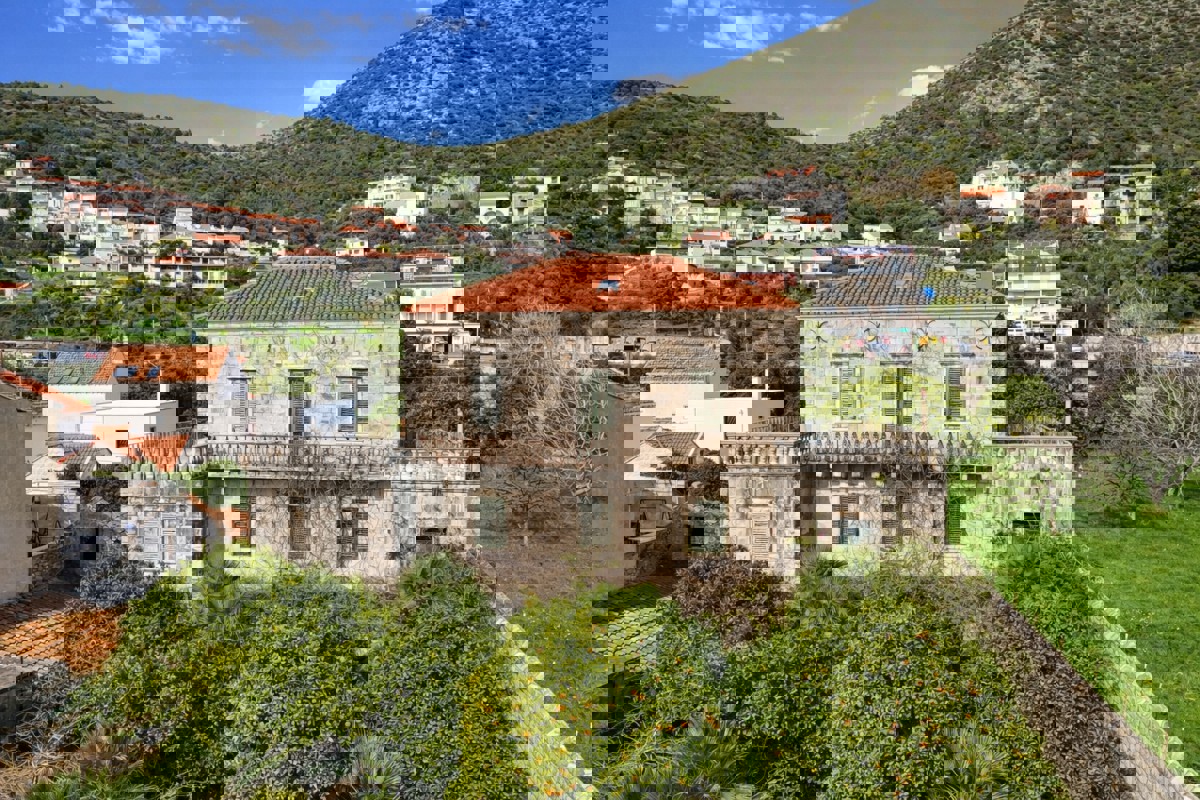 Proprietà unica in prima fila sul mare