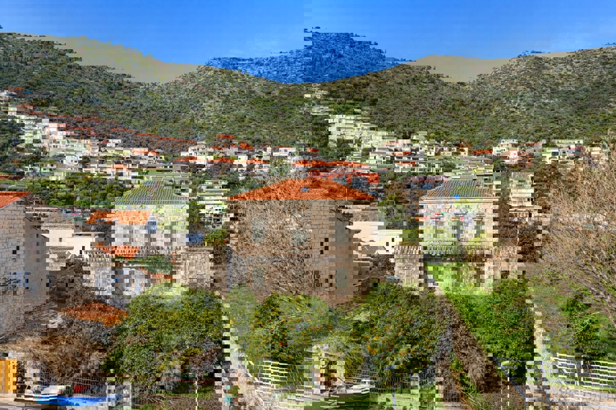 Proprietà unica in prima fila sul mare