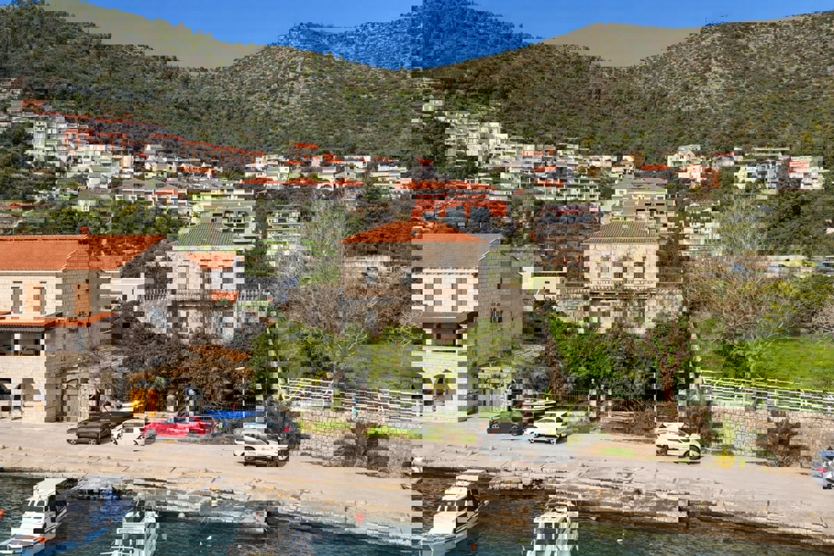 Proprietà unica in prima fila sul mare