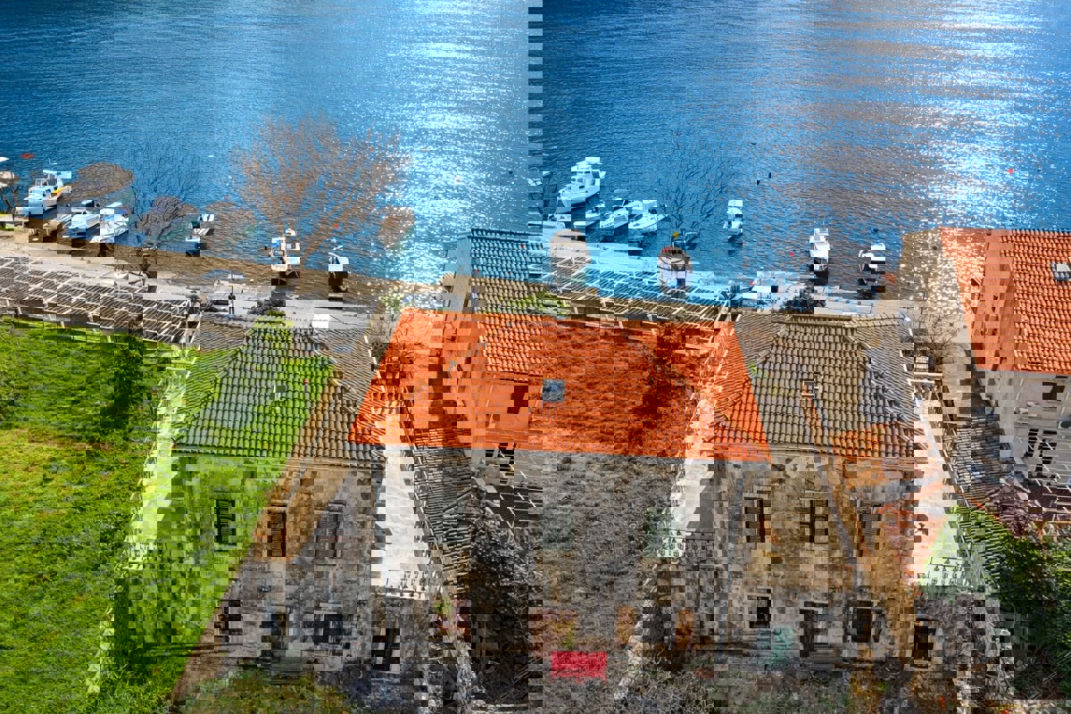 Proprietà unica in prima fila sul mare