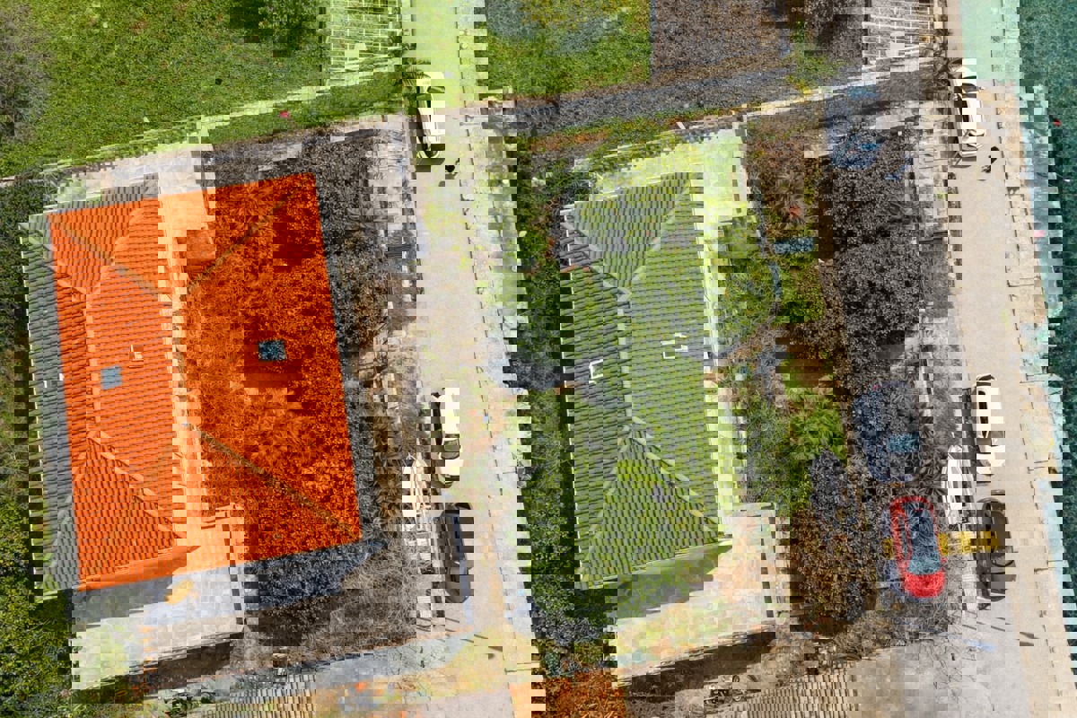 Proprietà unica in prima fila sul mare