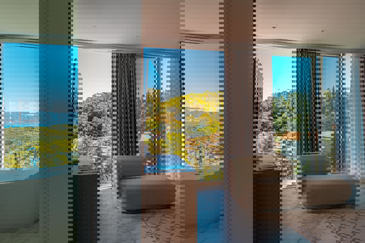 Villa di lusso con piscina a sfioro e vista aperta