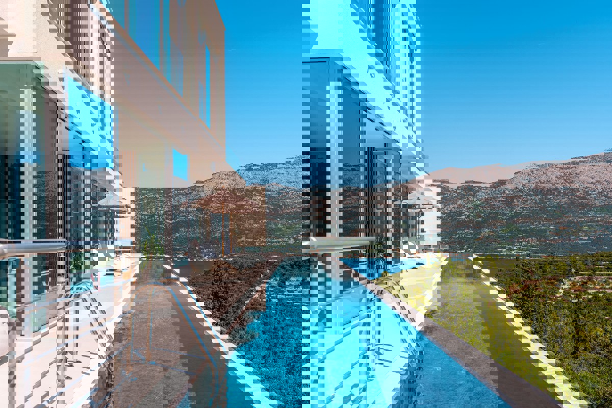 Villa di lusso con piscina a sfioro e vista aperta