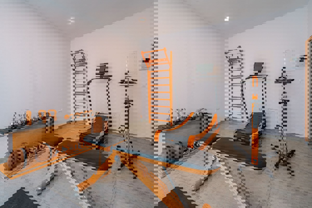 Villa di lusso con piscina a sfioro e vista aperta