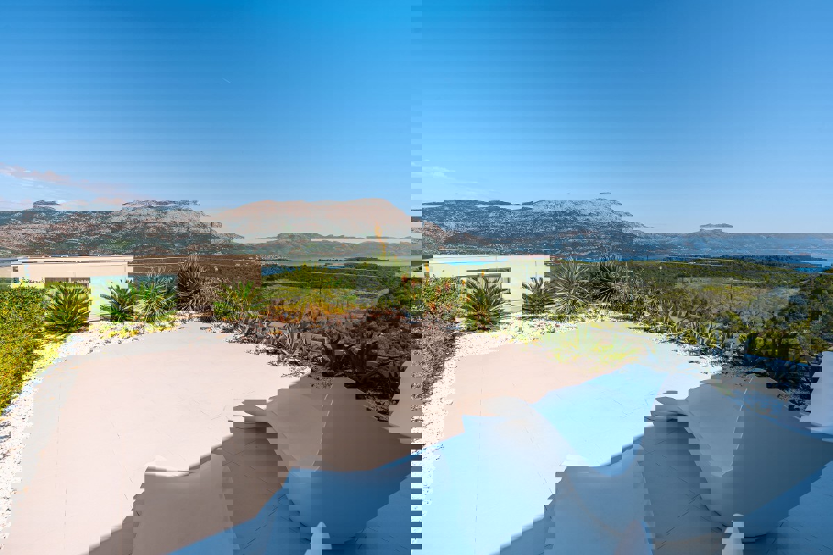 Villa di lusso con piscina a sfioro e vista aperta