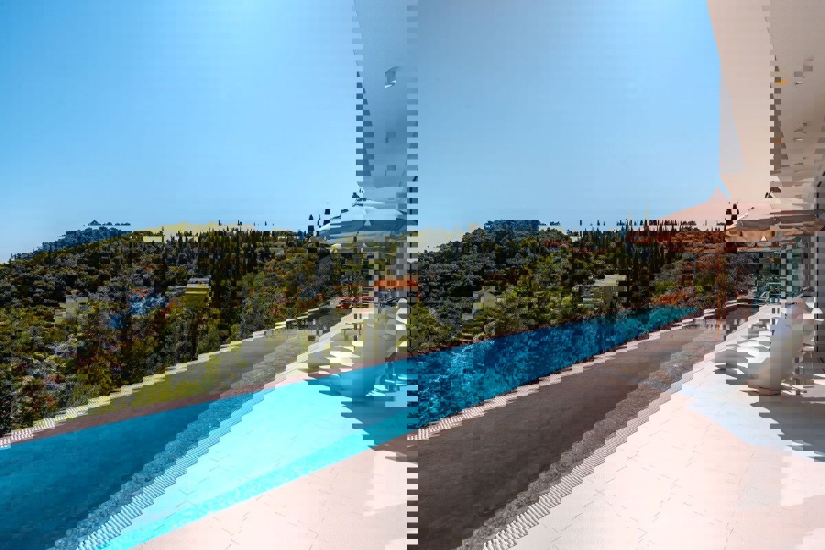 Villa di lusso con piscina a sfioro e vista aperta