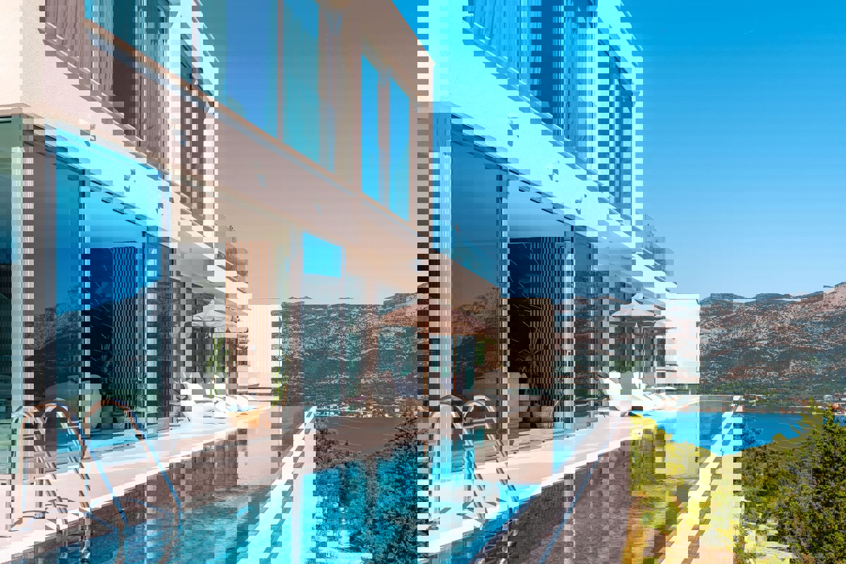 Villa di lusso con piscina a sfioro e vista aperta