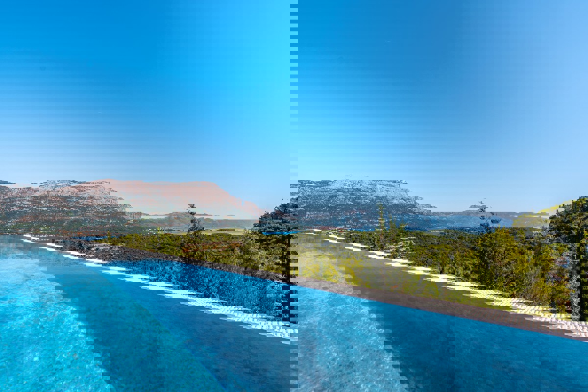 Villa di lusso con piscina a sfioro e vista aperta