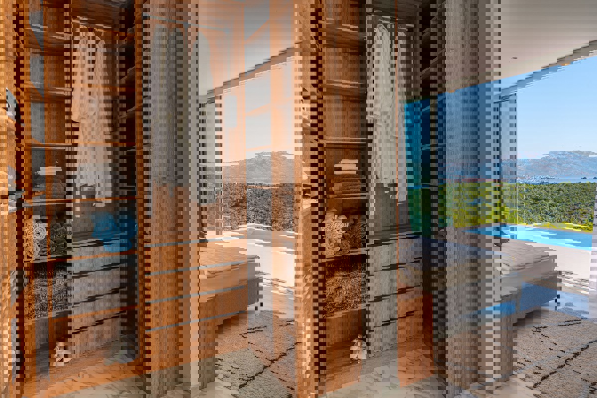 Villa di lusso con piscina a sfioro e vista aperta