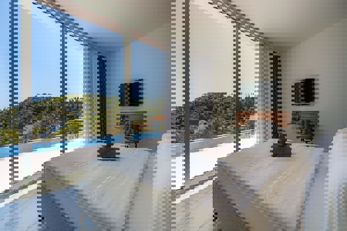 Villa di lusso con piscina a sfioro e vista aperta