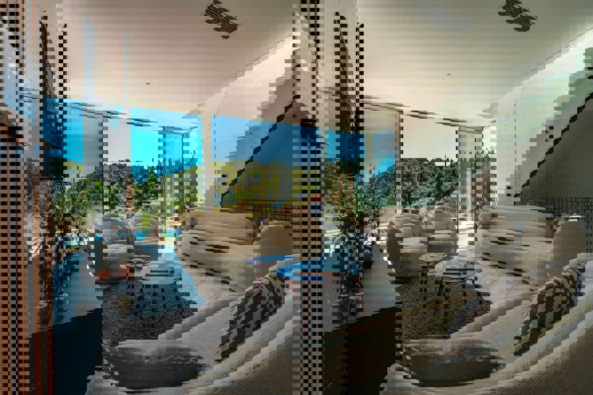 Villa di lusso con piscina a sfioro e vista aperta