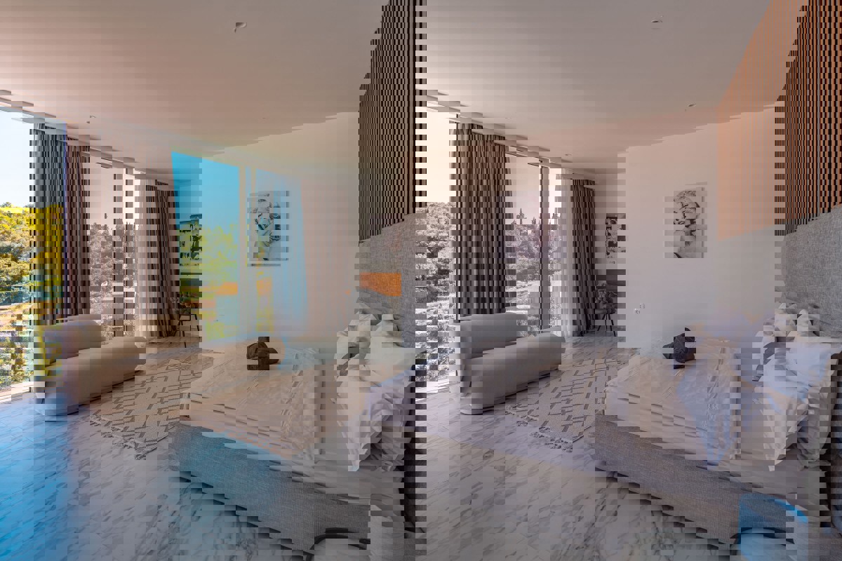 Villa di lusso con piscina a sfioro e vista aperta