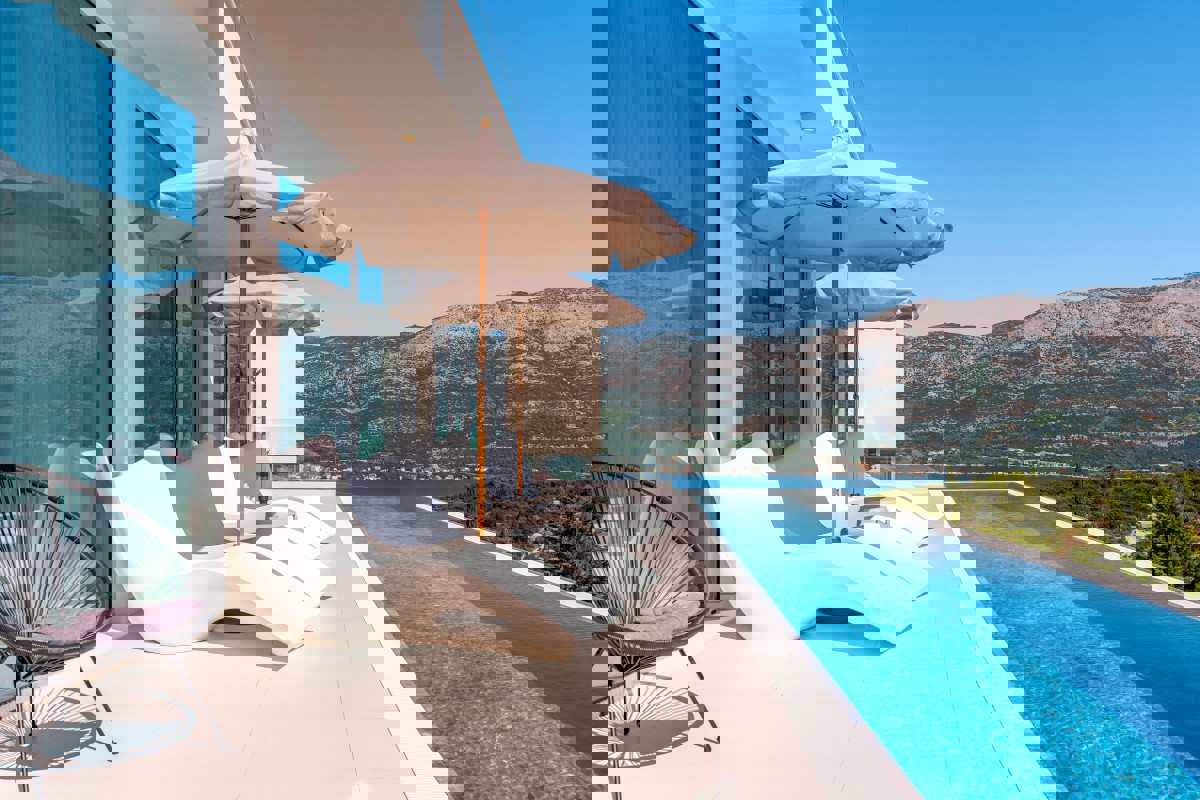 Villa di lusso con piscina a sfioro e vista aperta