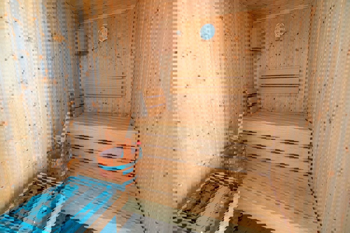 Villa di lusso con piscina a sfioro e vista aperta