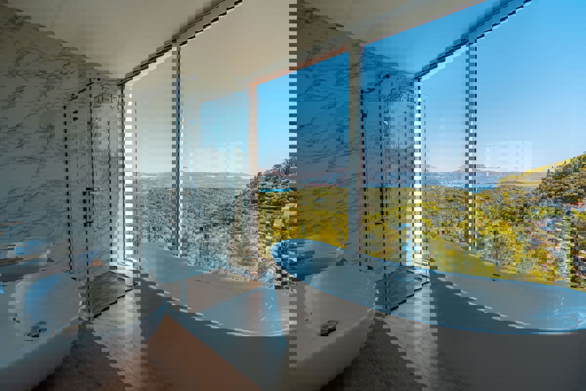 Villa di lusso con piscina a sfioro e vista aperta