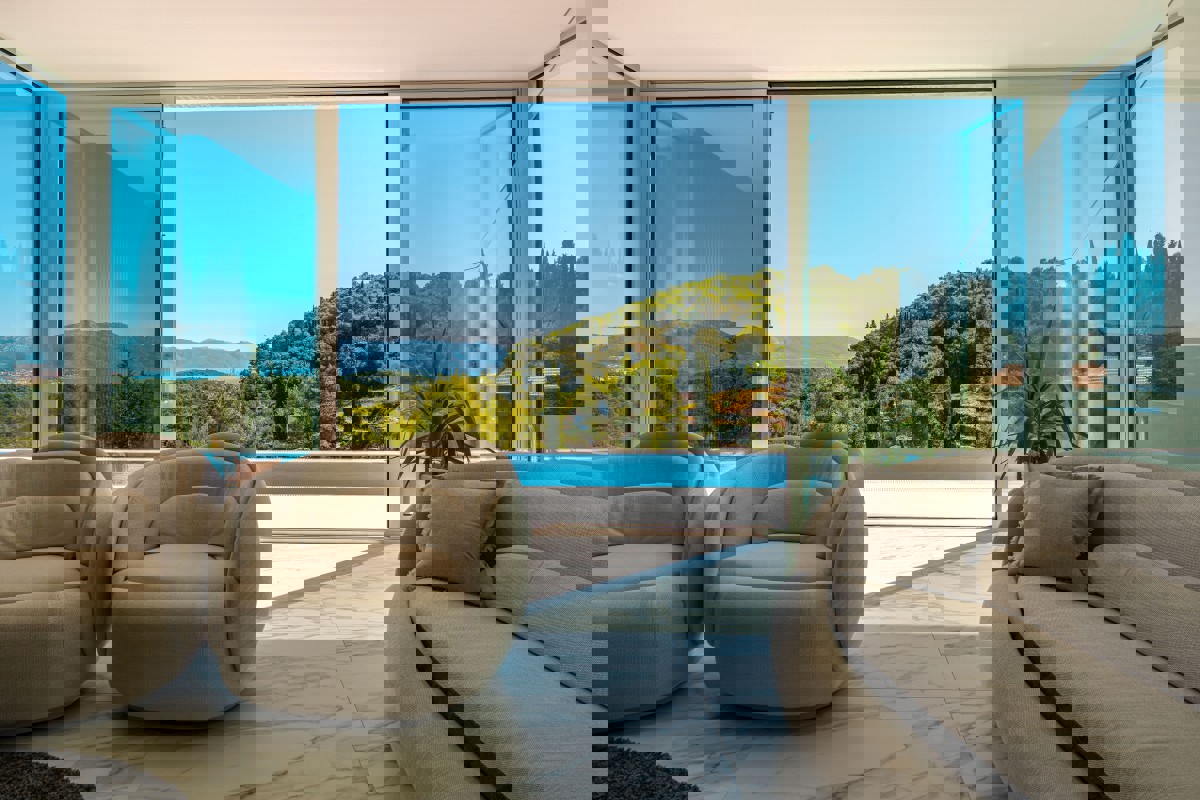 Villa di lusso con piscina a sfioro e vista aperta