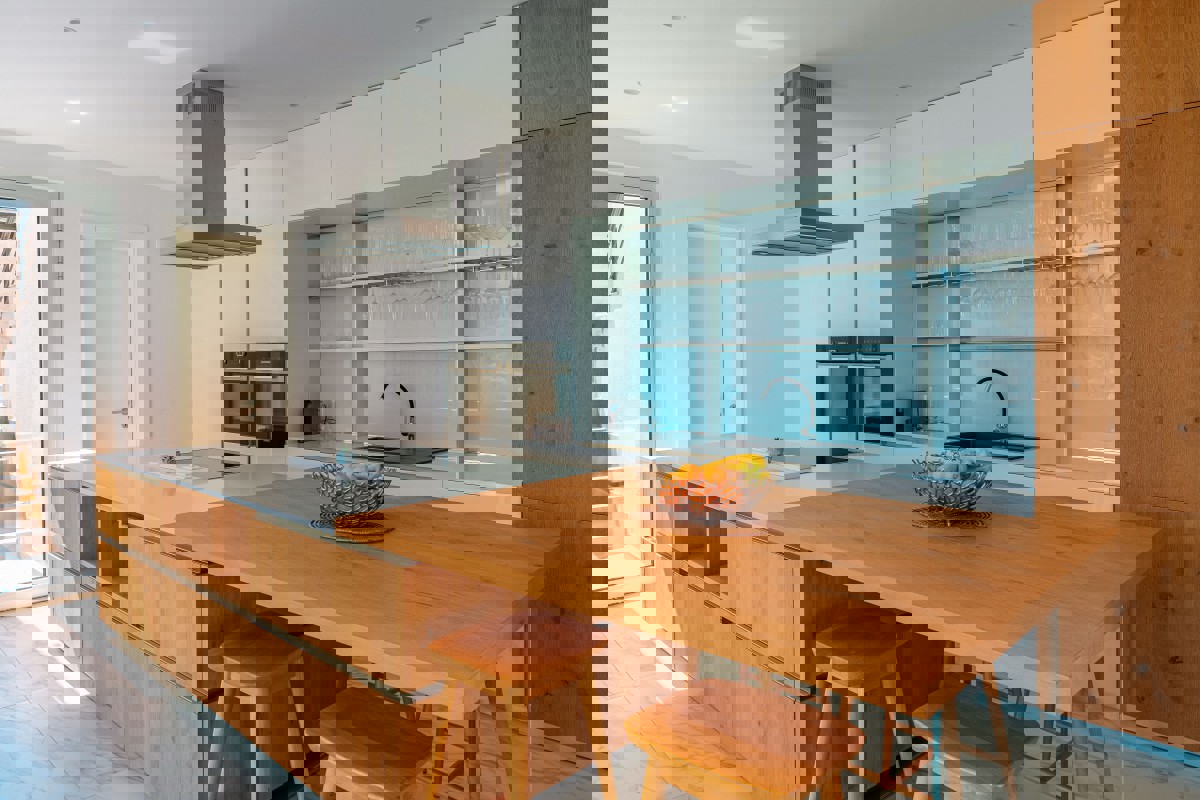 Villa di lusso con piscina a sfioro e vista aperta