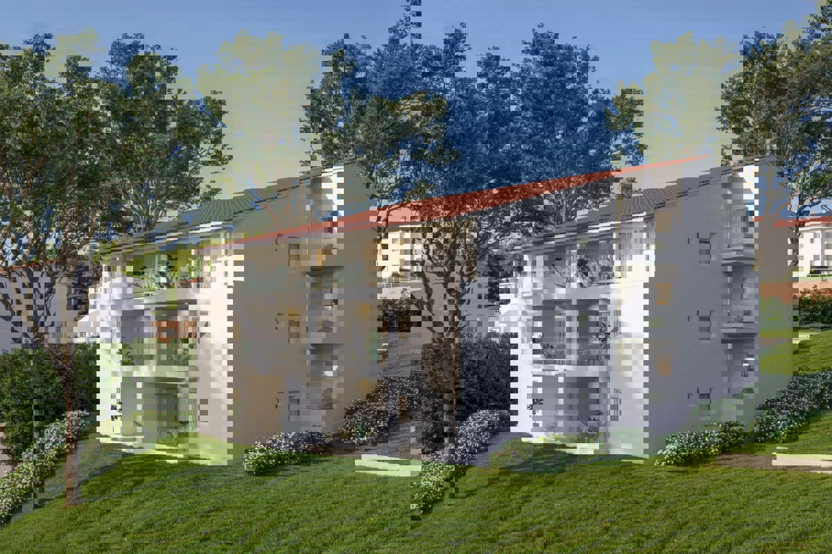 Eleganti residenze con una camera da letto al primo piano, in seconda fila sul mare