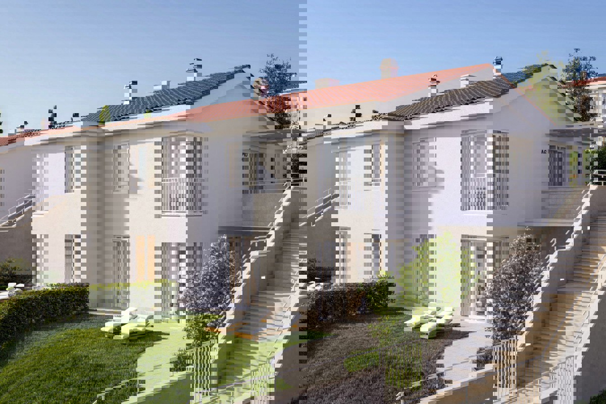 Eleganti residenze con una camera da letto al primo piano, in seconda fila sul mare