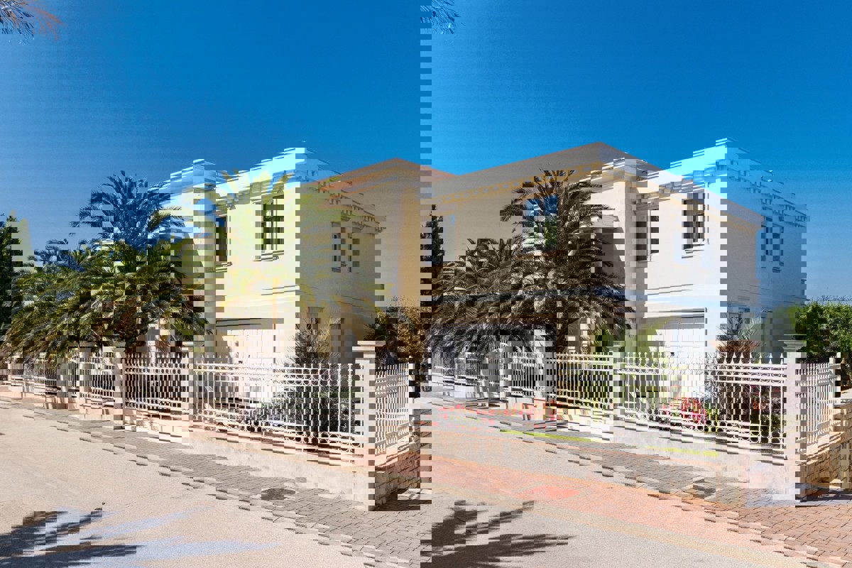 Esclusiva villa di lusso in prima fila sul mare con piscina