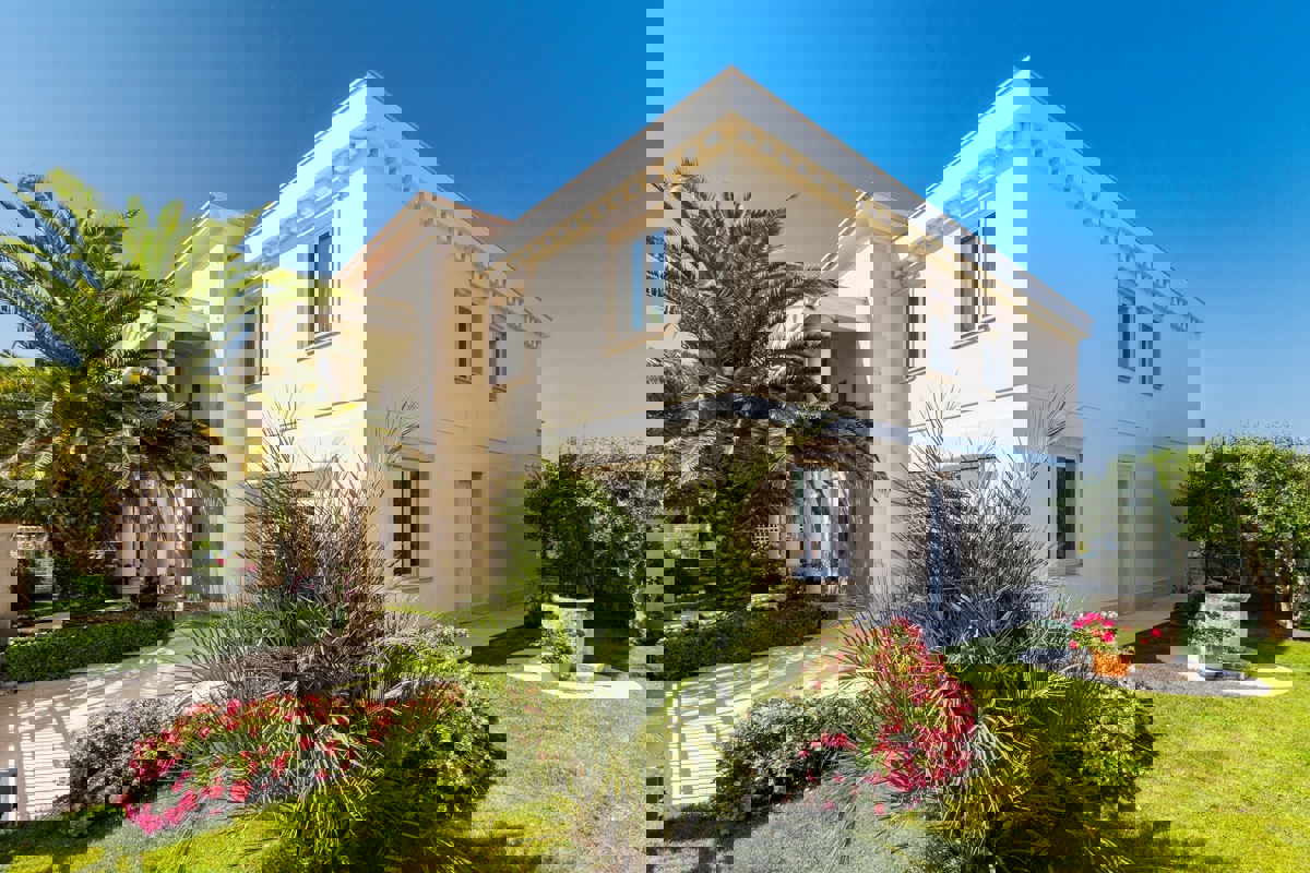 Esclusiva villa di lusso in prima fila sul mare con piscina