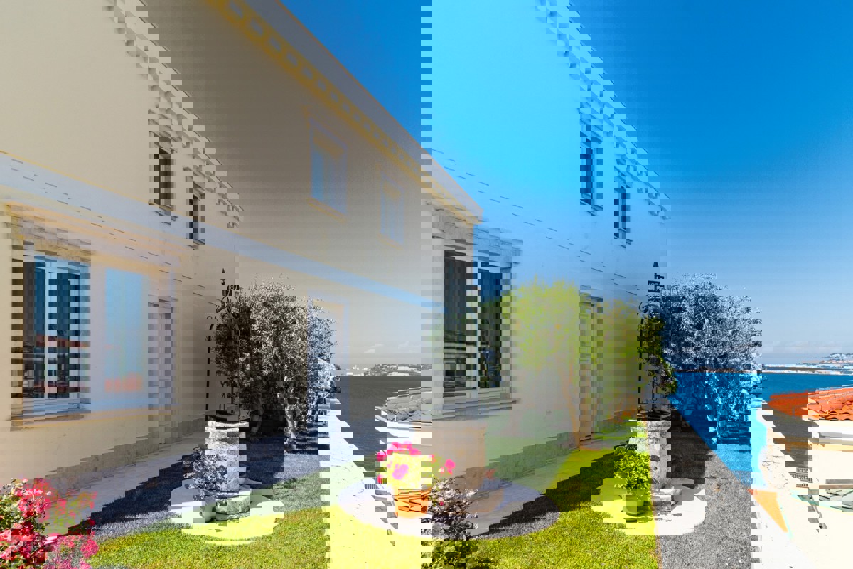 Esclusiva villa di lusso in prima fila sul mare con piscina