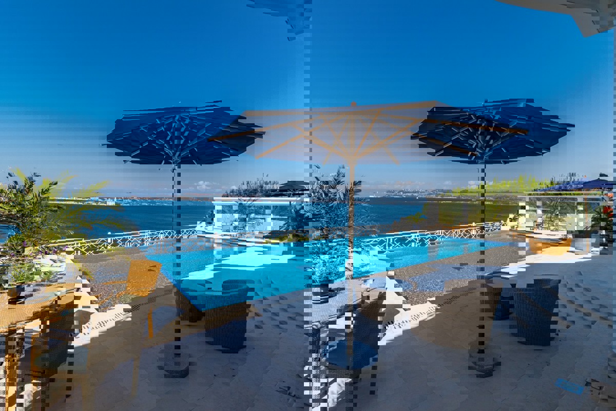 Esclusiva villa di lusso in prima fila sul mare con piscina