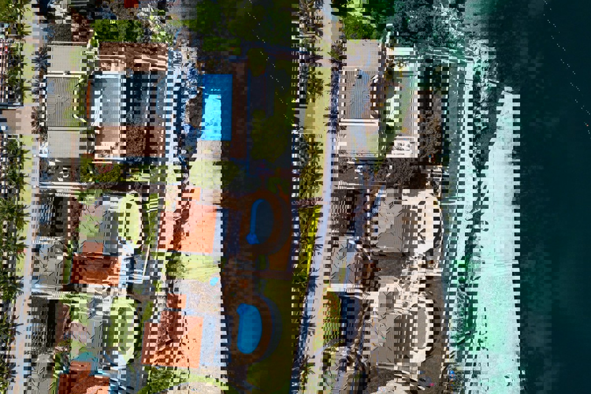 Esclusiva villa di lusso in prima fila sul mare con piscina