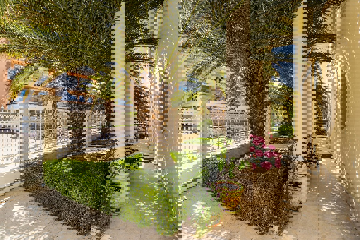 Esclusiva villa di lusso in prima fila sul mare con piscina