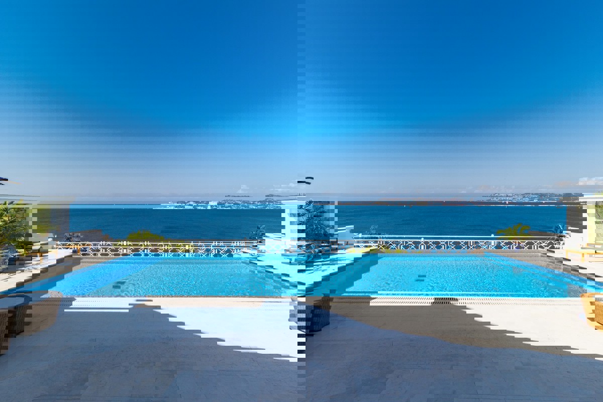 Esclusiva villa di lusso in prima fila sul mare con piscina