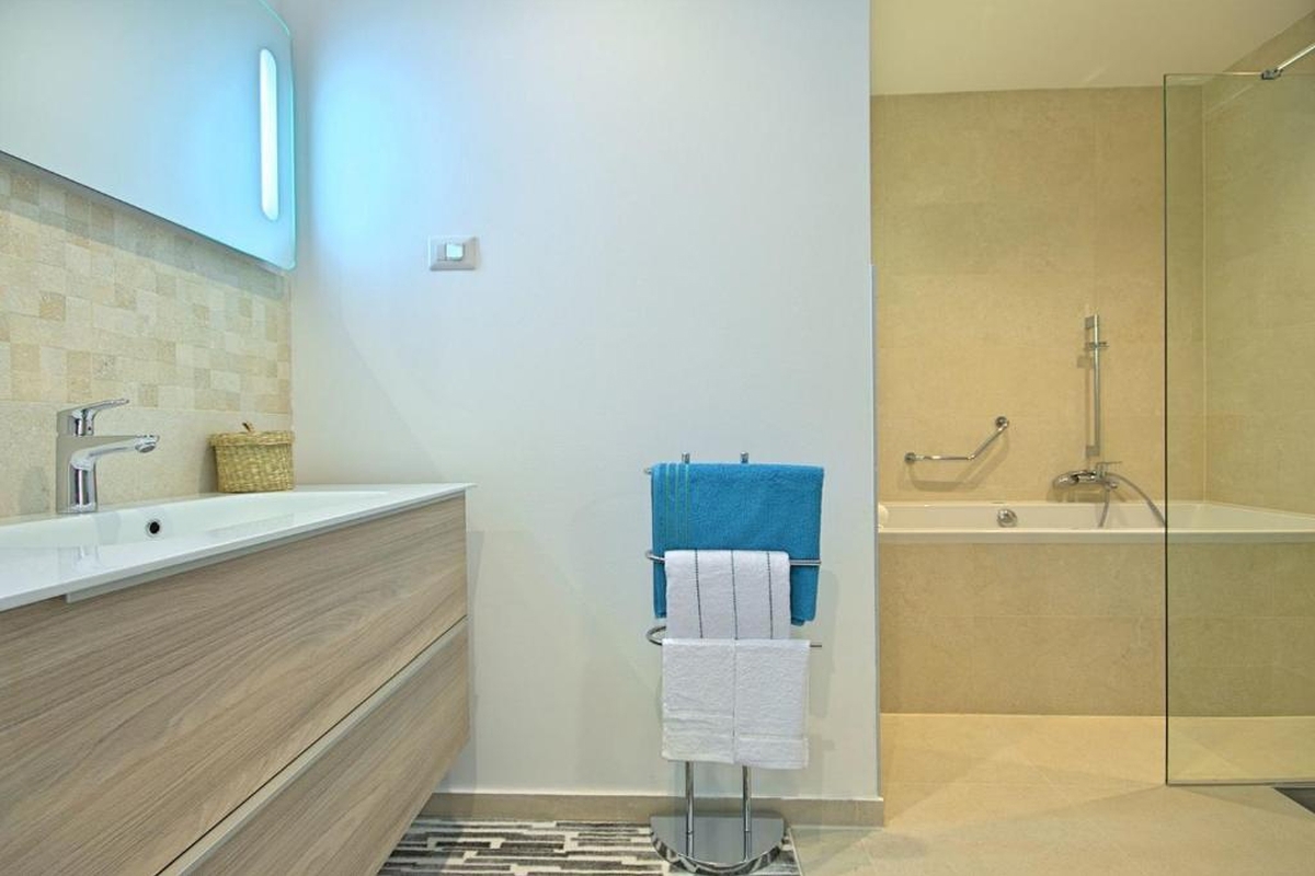 Villa moderna con piscina