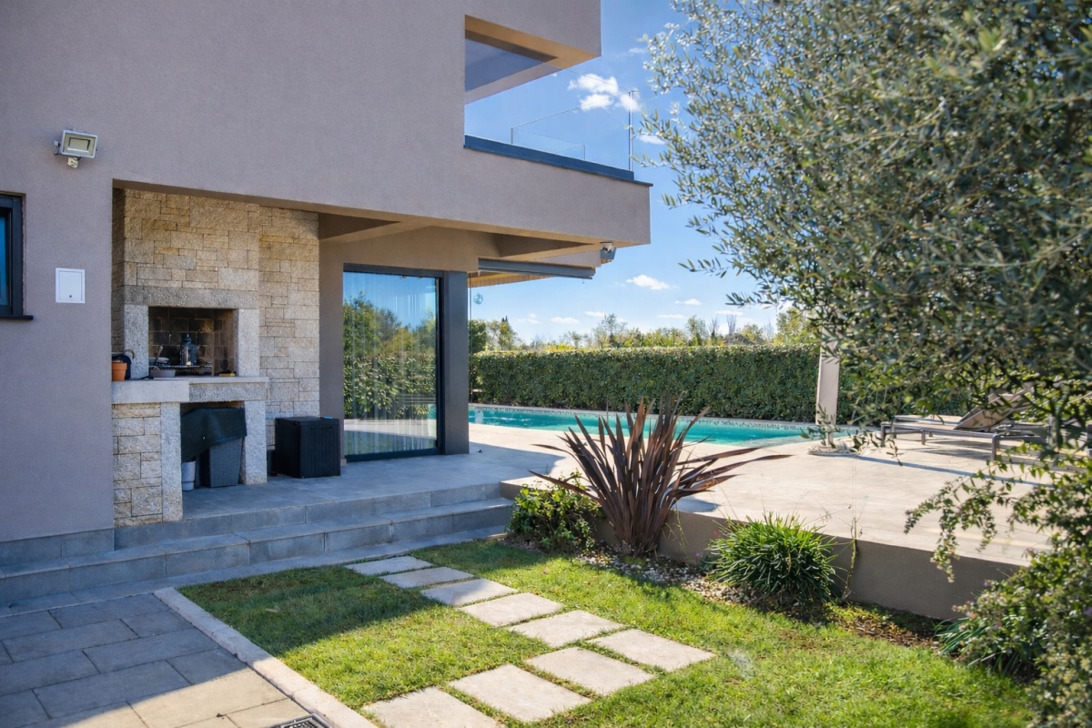 Villa moderna con piscina