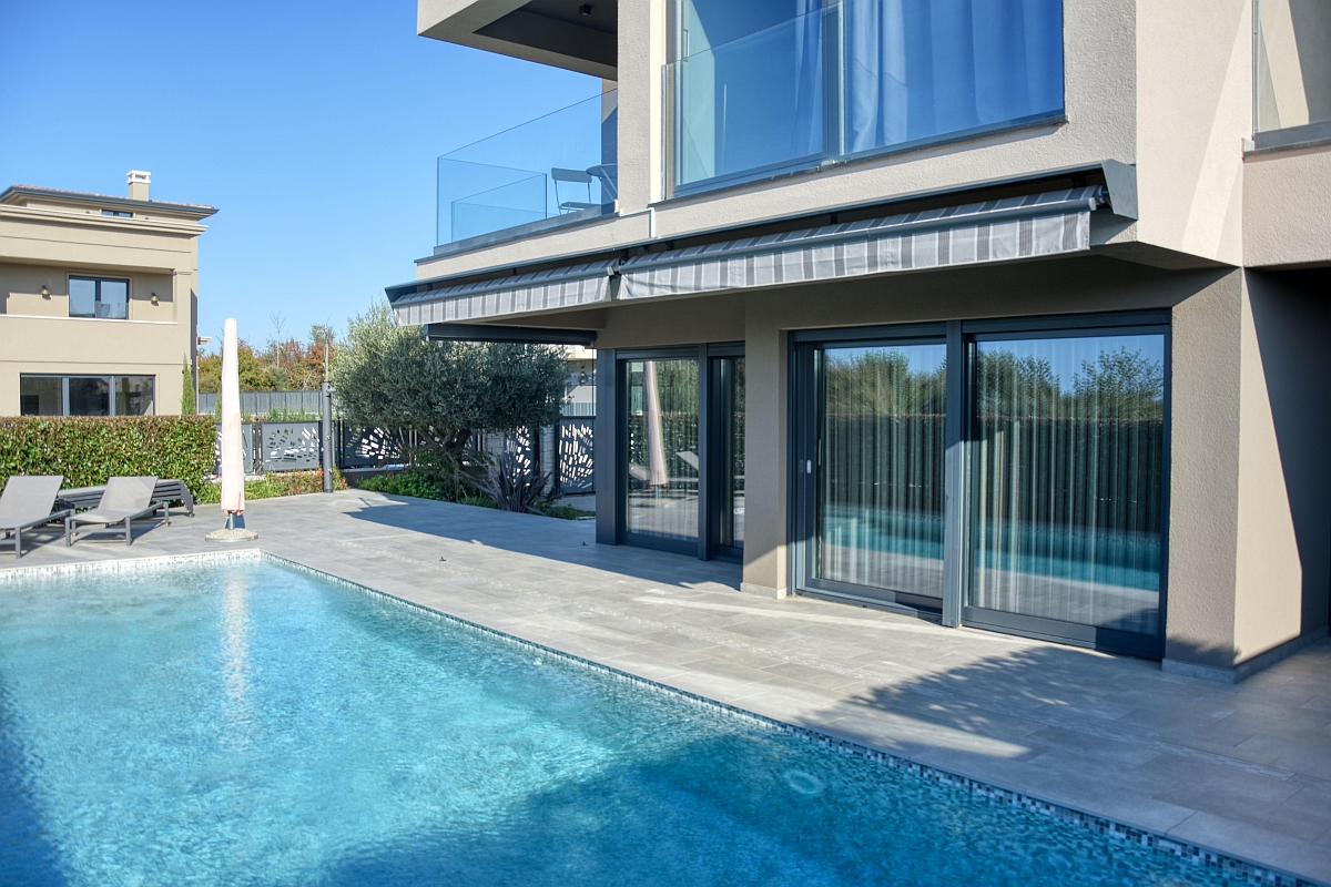 Villa moderna con piscina