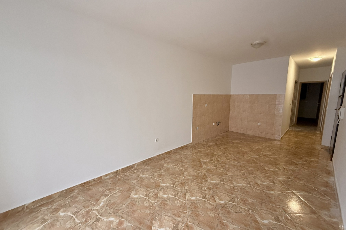 Appartamento con due camere da letto e loggia in un edificio residenziale