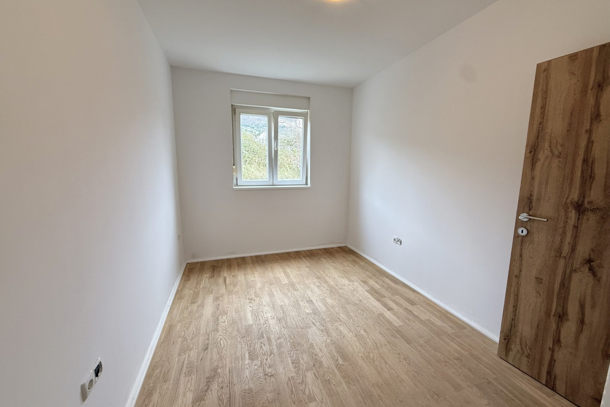 Appartamento con due camere da letto e loggia in un edificio residenziale