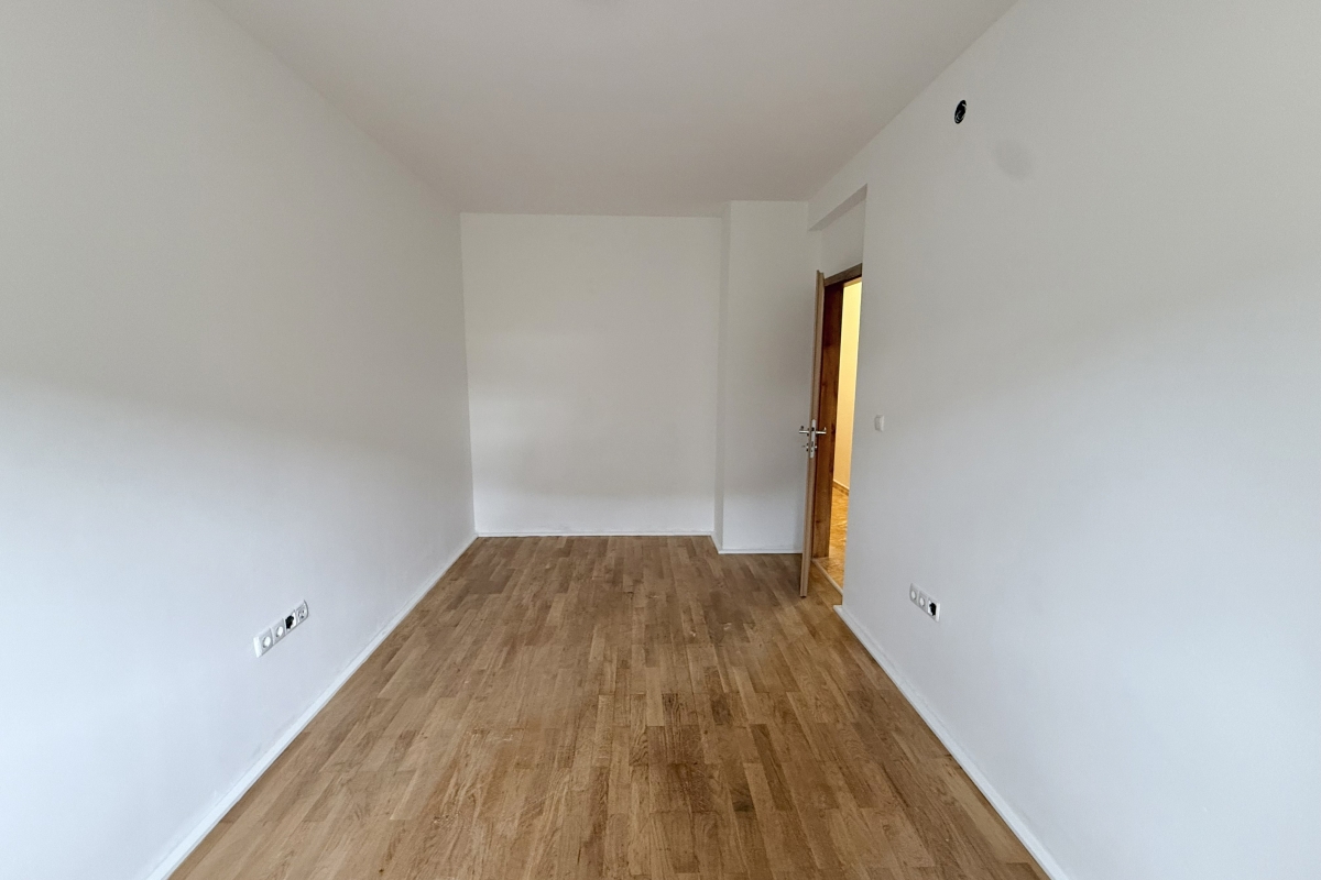 Appartamento con due camere da letto e loggia in un edificio residenziale