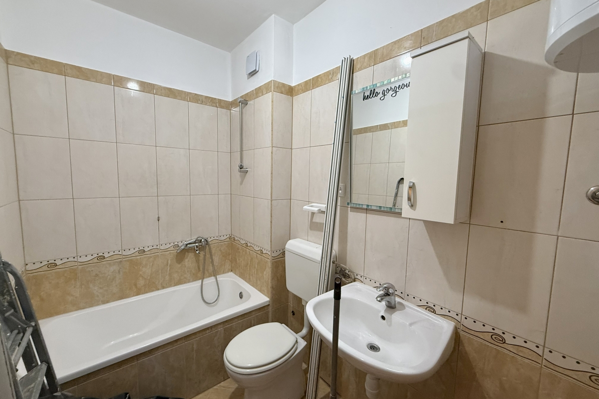 Appartamento con due camere da letto e loggia in un edificio residenziale