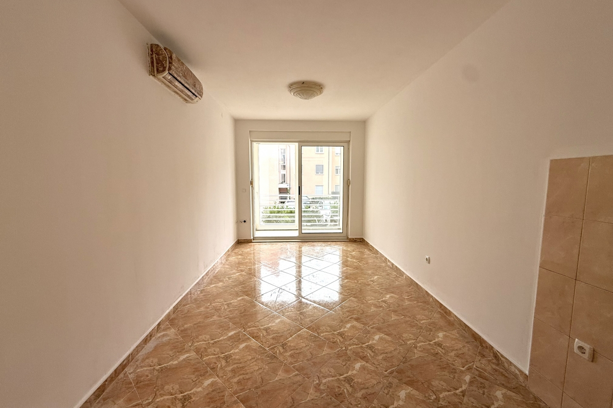 Appartamento con due camere da letto e loggia in un edificio residenziale