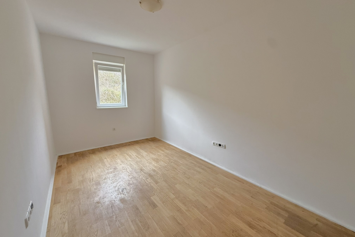 Appartamento con due camere da letto e loggia in un edificio residenziale