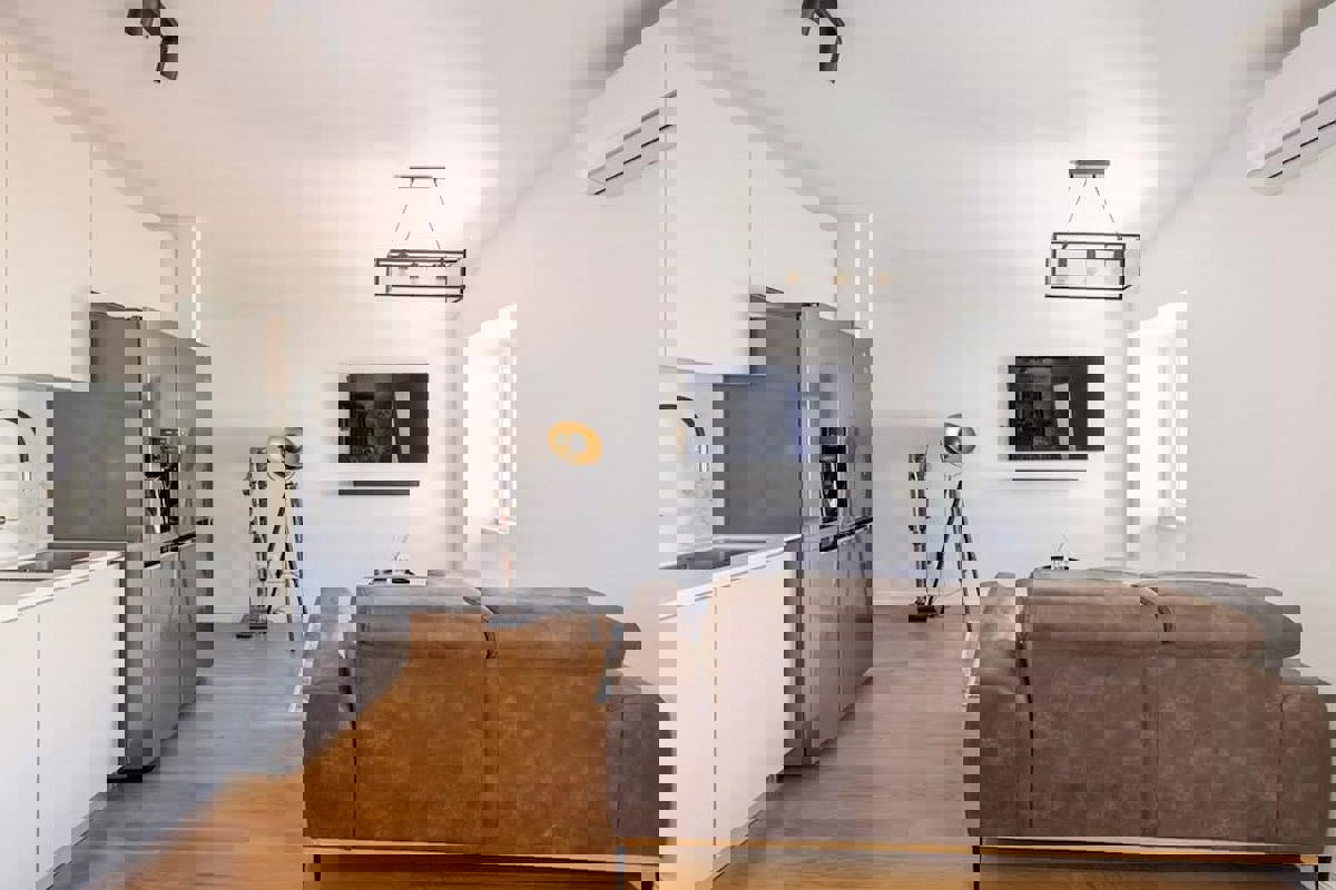 Appartamento con due camere da letto e monolocale completamente ristrutturati in centro città, ideali come residenza e investimento